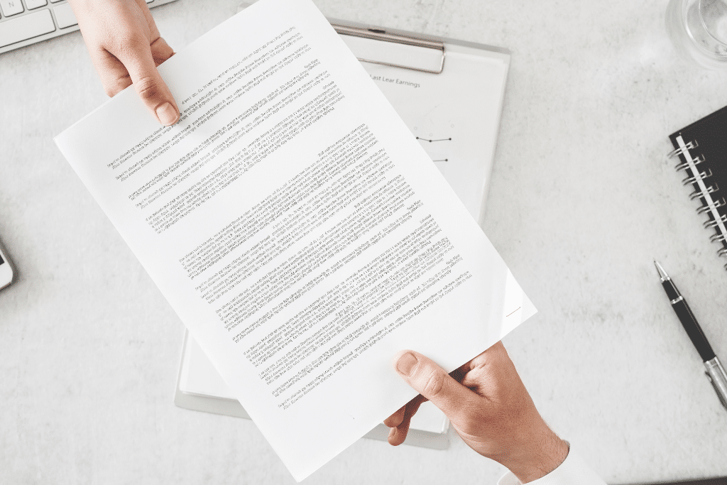 Foto que representa los documentos necesarios para la compraventa de una propiedad por extranjeros y no residentes