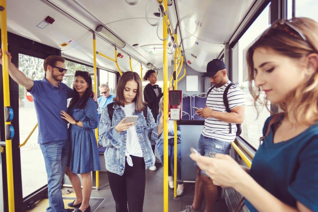 transporte-publico-murcia El transporte público como los autobuses, que se muestra en la foto son muy importantes a la hora de comprar una propiedad en Murcia porque el aparcamiento es difícil